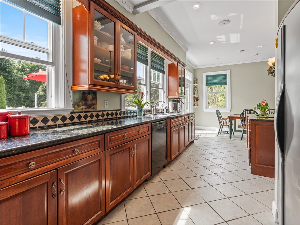 83 Janice Road Warwick, RI 02886 - Photo 4 of 50