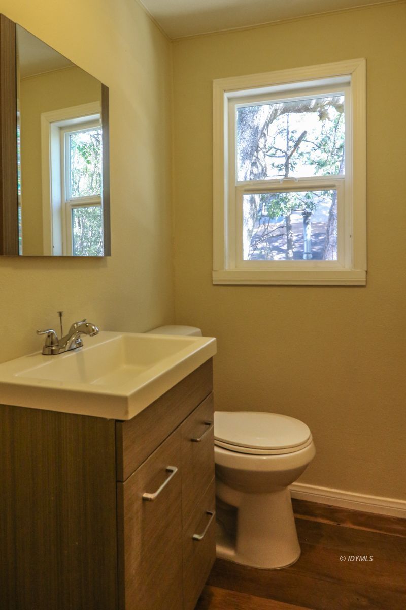 25585 Seneca Road Idyllwild, CA 92549 - Photo 13 of 24 a bathroom with a sink and a toilet