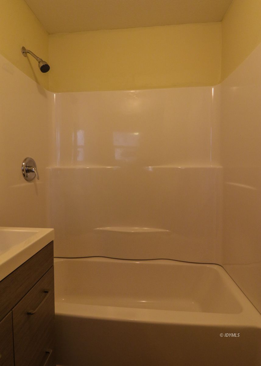 25585 Seneca Road Idyllwild, CA 92549 - Photo 9 of 24 a bathroom with a shower