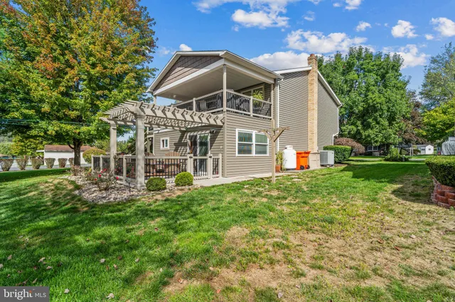 a view of a house with backyard and garden
