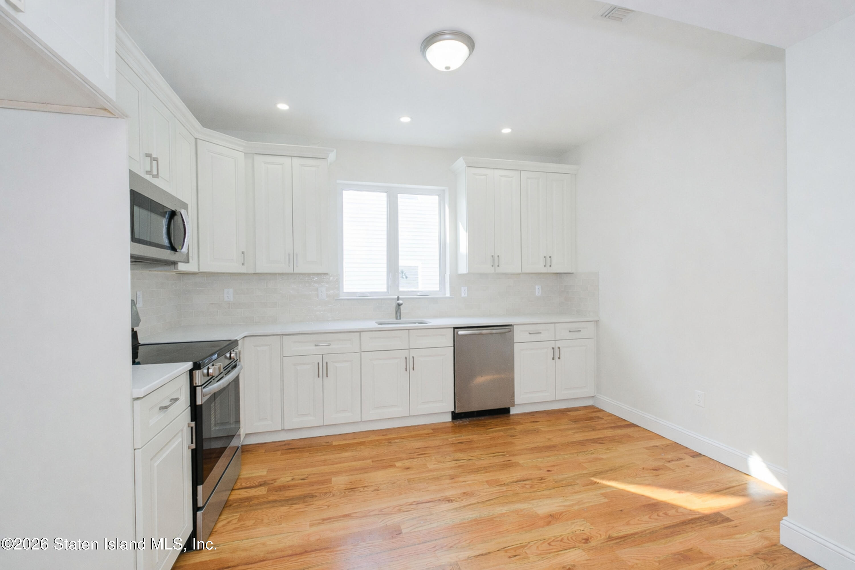 556 Drumgoole Road East Staten Island, NY 10312 - Photo 11 of 38 Photo Feb 13 2026, 11 58 11 PM