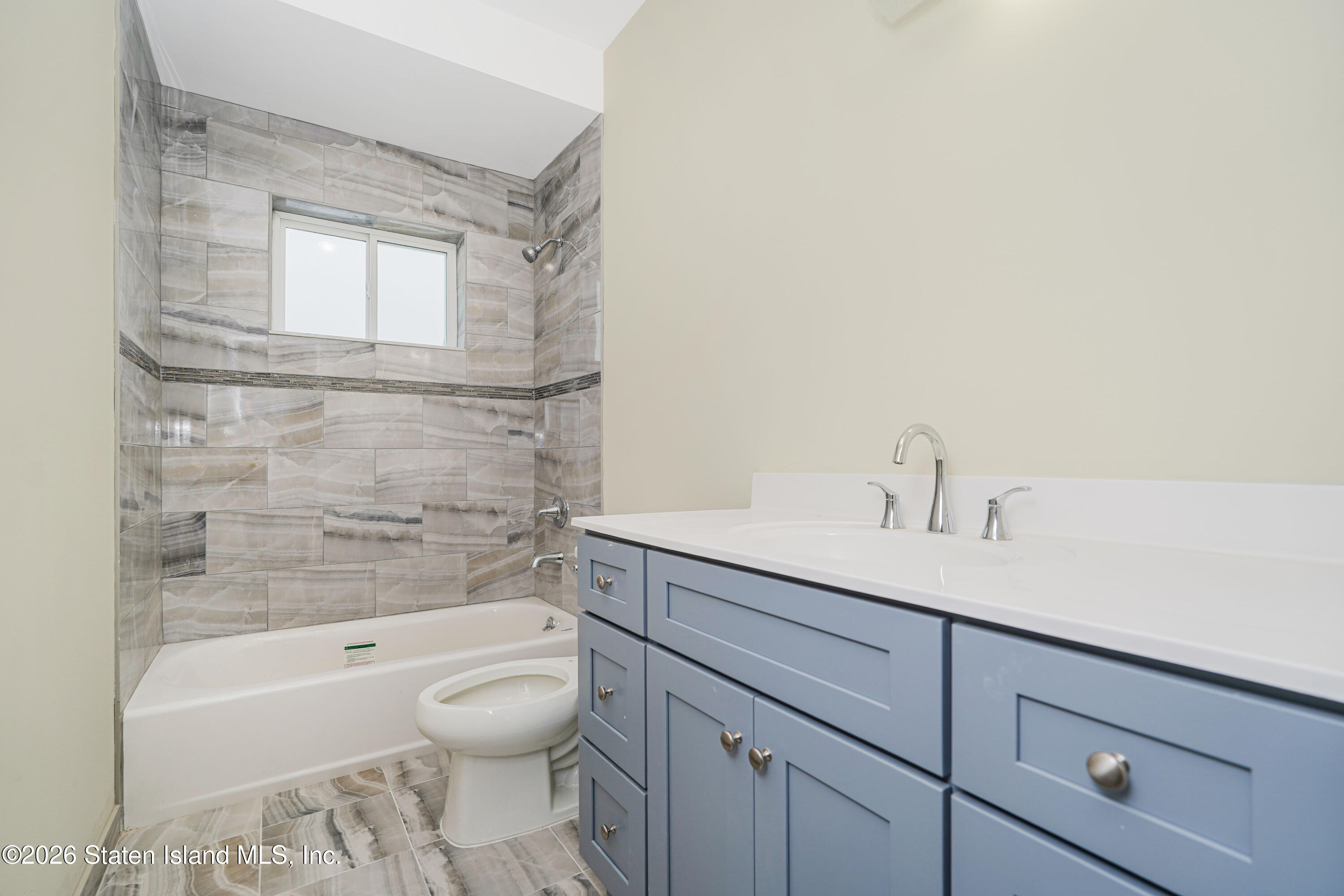 556 Drumgoole Road East Staten Island, NY 10312 - Photo 12 of 38 Photo Dec 26 2025, 10 07 35 AM