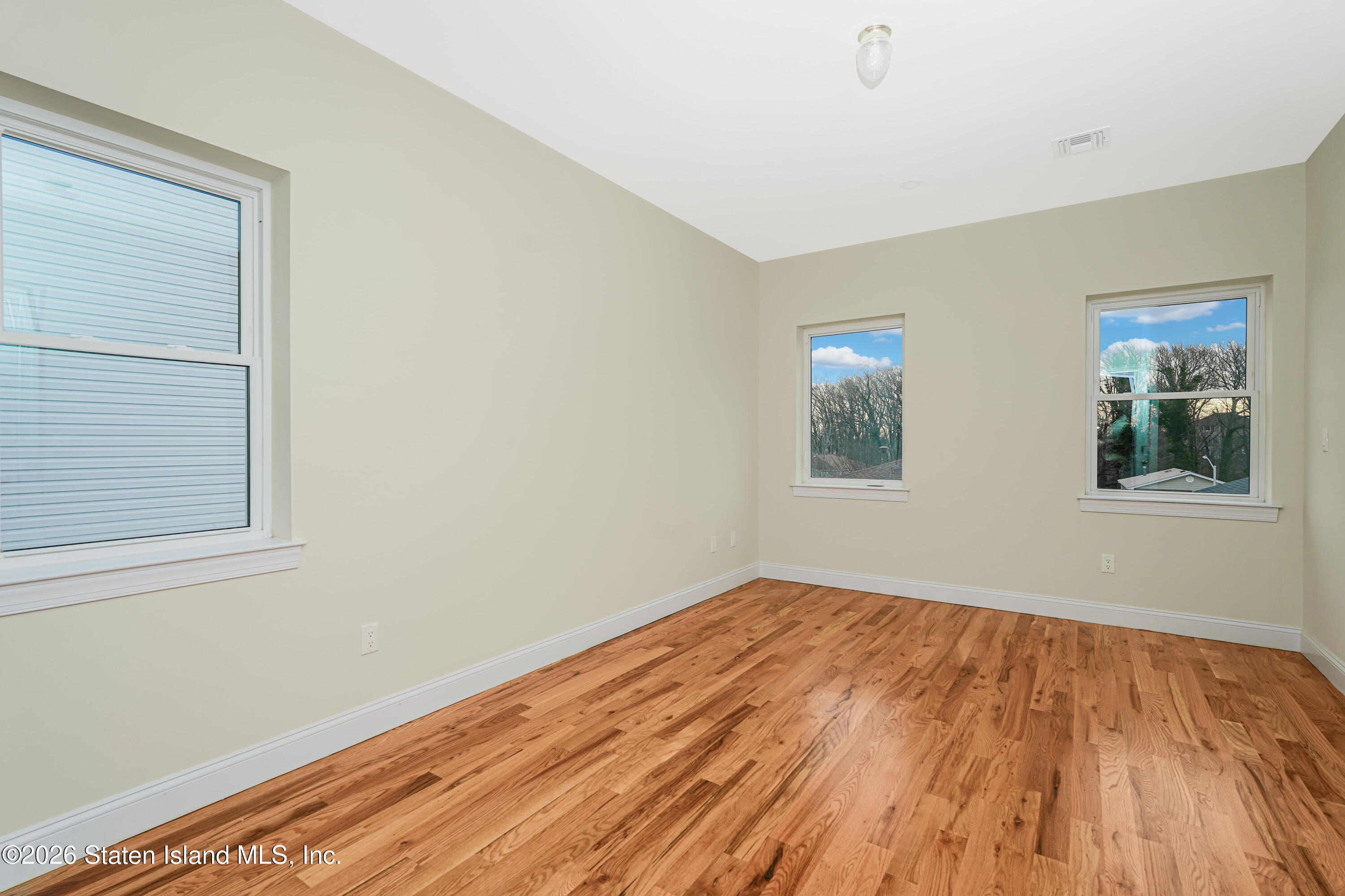 556 Drumgoole Road East Staten Island, NY 10312 - Photo 13 of 38 Photo Dec 26 2025, 10 08 03 AM