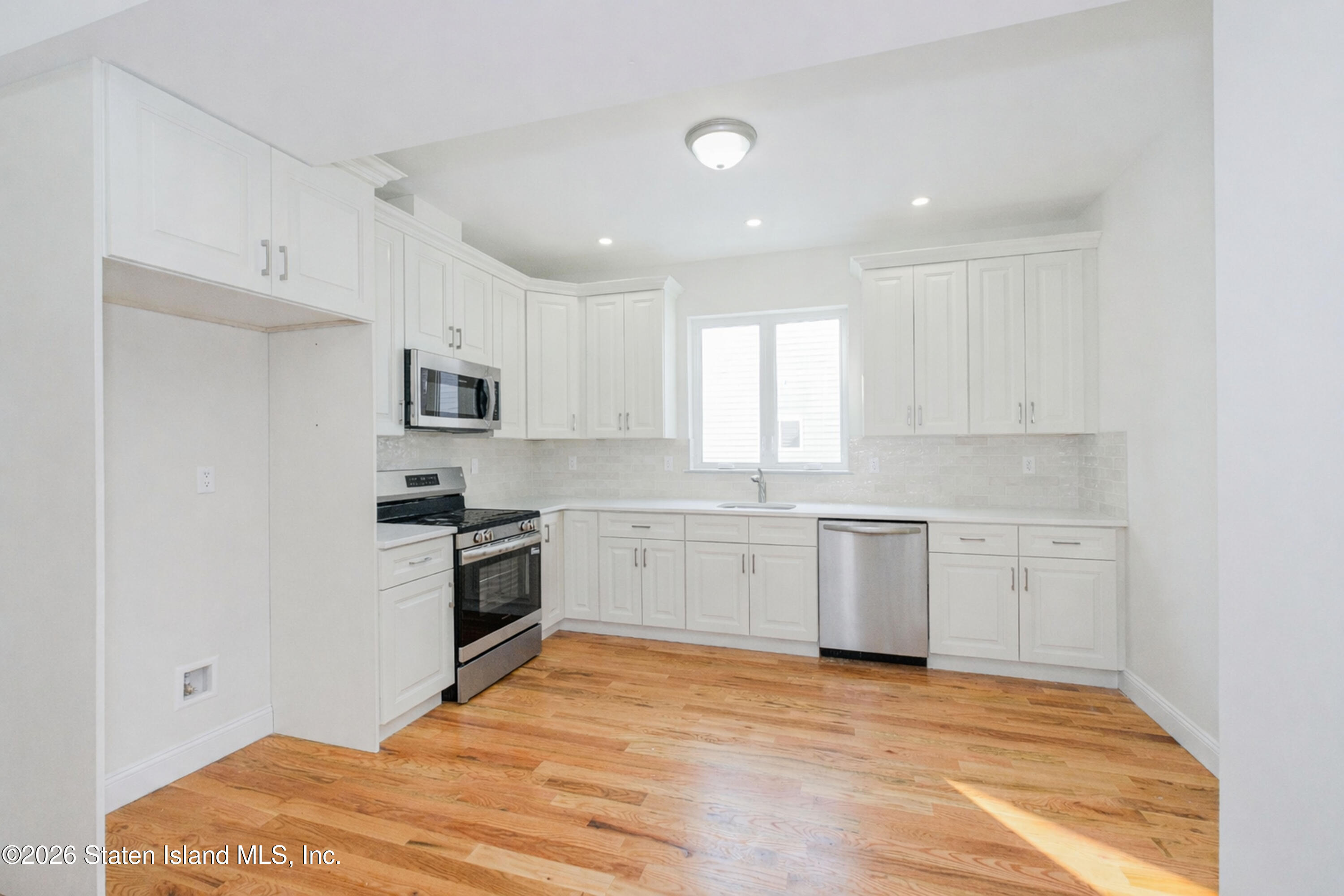 556 Drumgoole Road East Staten Island, NY 10312 - Photo 8 of 38 Photo Feb 13 2026, 11 57 40 PM