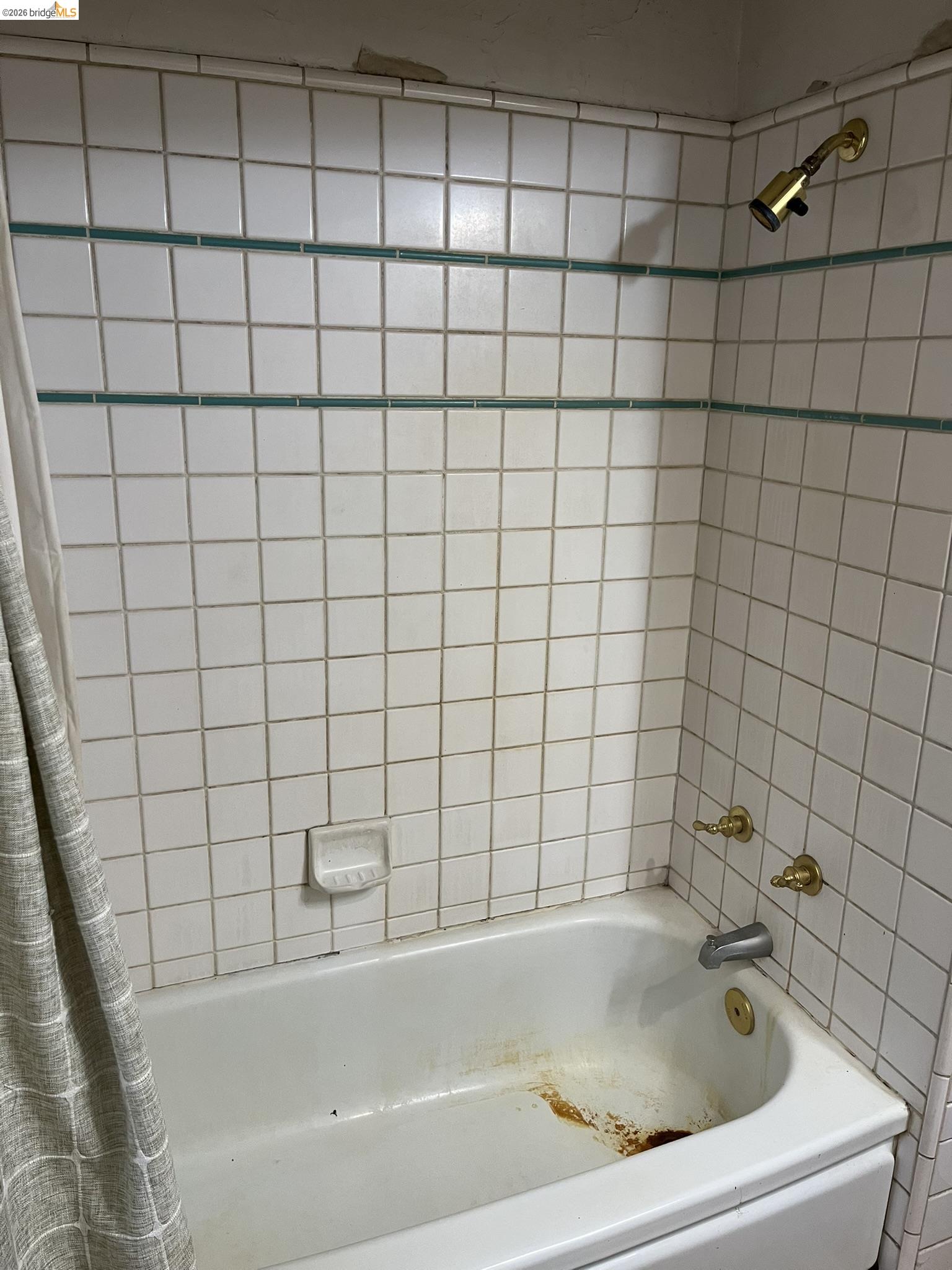 23090 North Bald Mountain Road Sonora, CA 95370 - Photo 17 of 59 a bathroom with a bathtub