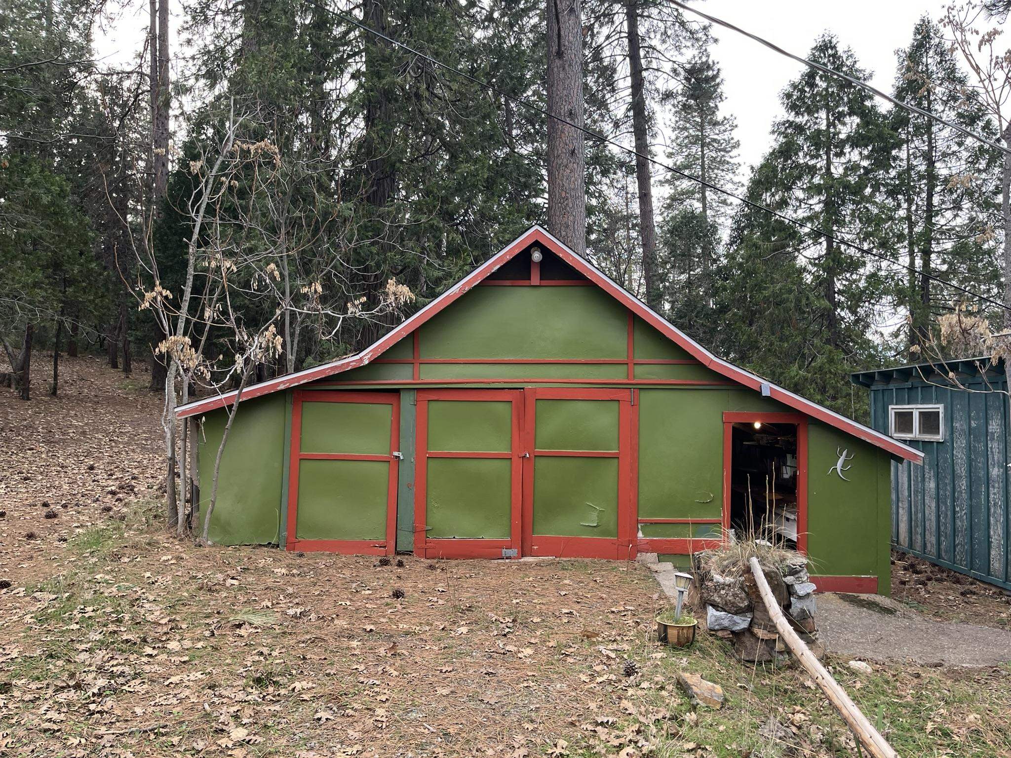 23090 North Bald Mountain Road Sonora, CA 95370 - Photo 21 of 59 View of front of house featuring an outdoor structure and stucco siding