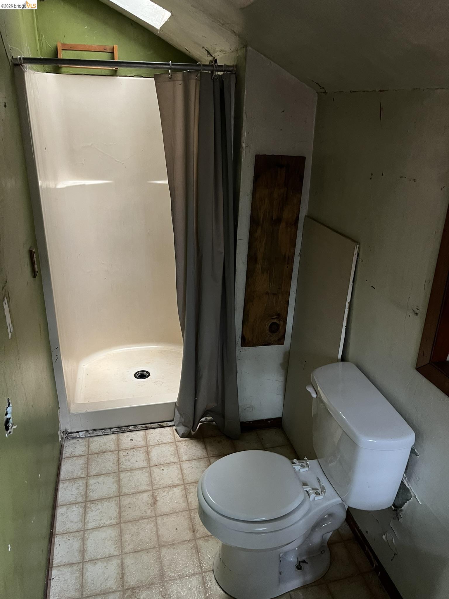 23090 North Bald Mountain Road Sonora, CA 95370 - Photo 43 of 59 a bathroom with a toilet and a shower