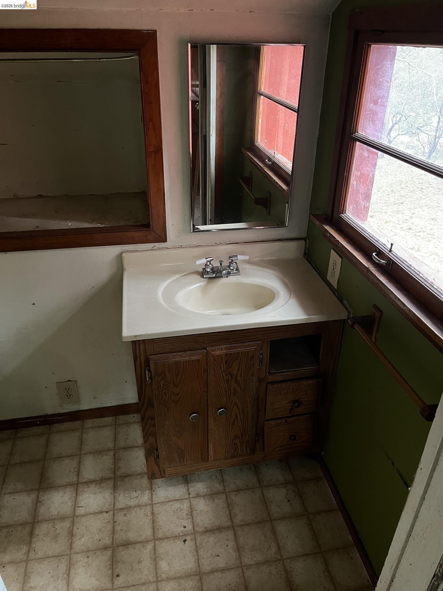 23090 North Bald Mountain Road Sonora, CA 95370 - Photo 44 of 59 a bathroom with a sink and a mirror