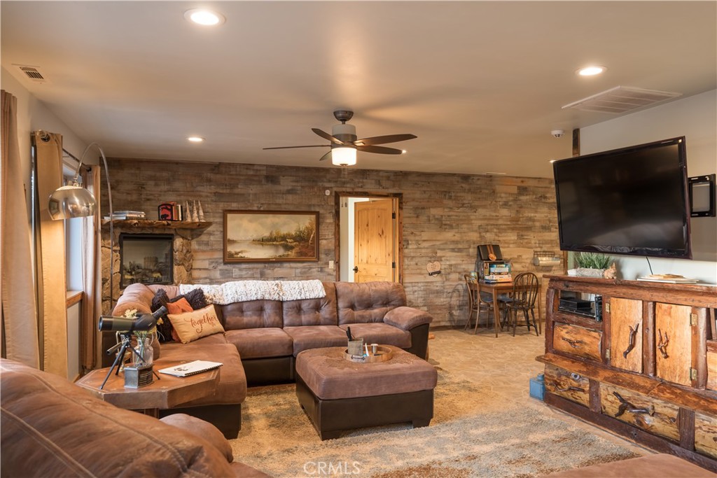 448 Edgemoor Road Big Bear Lake, CA 92315 - Photo 12 of 42 Living room