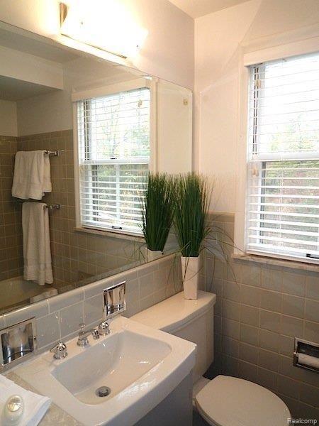 798 Tottenham Road Birmingham, MI 48009 - Photo 14 of 18 Upper Hall Bath