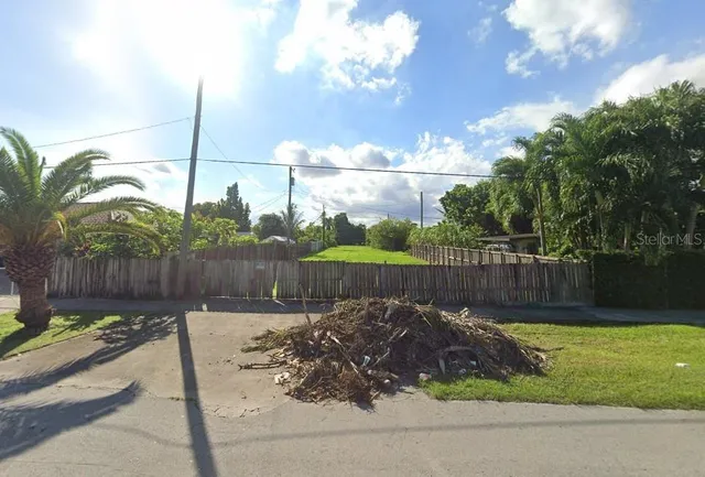 a view of a backyard