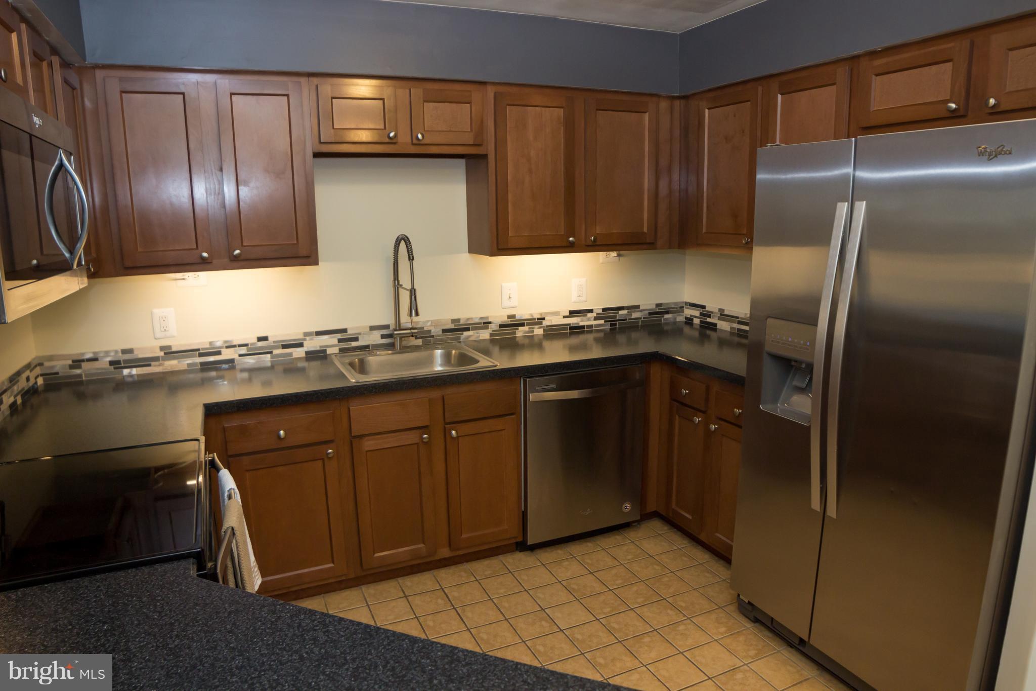 325 Pleasanton Road, Unit B22 Westminster, MD 21157 - Photo 8 of 26 Custom backspash and stainless appliances!