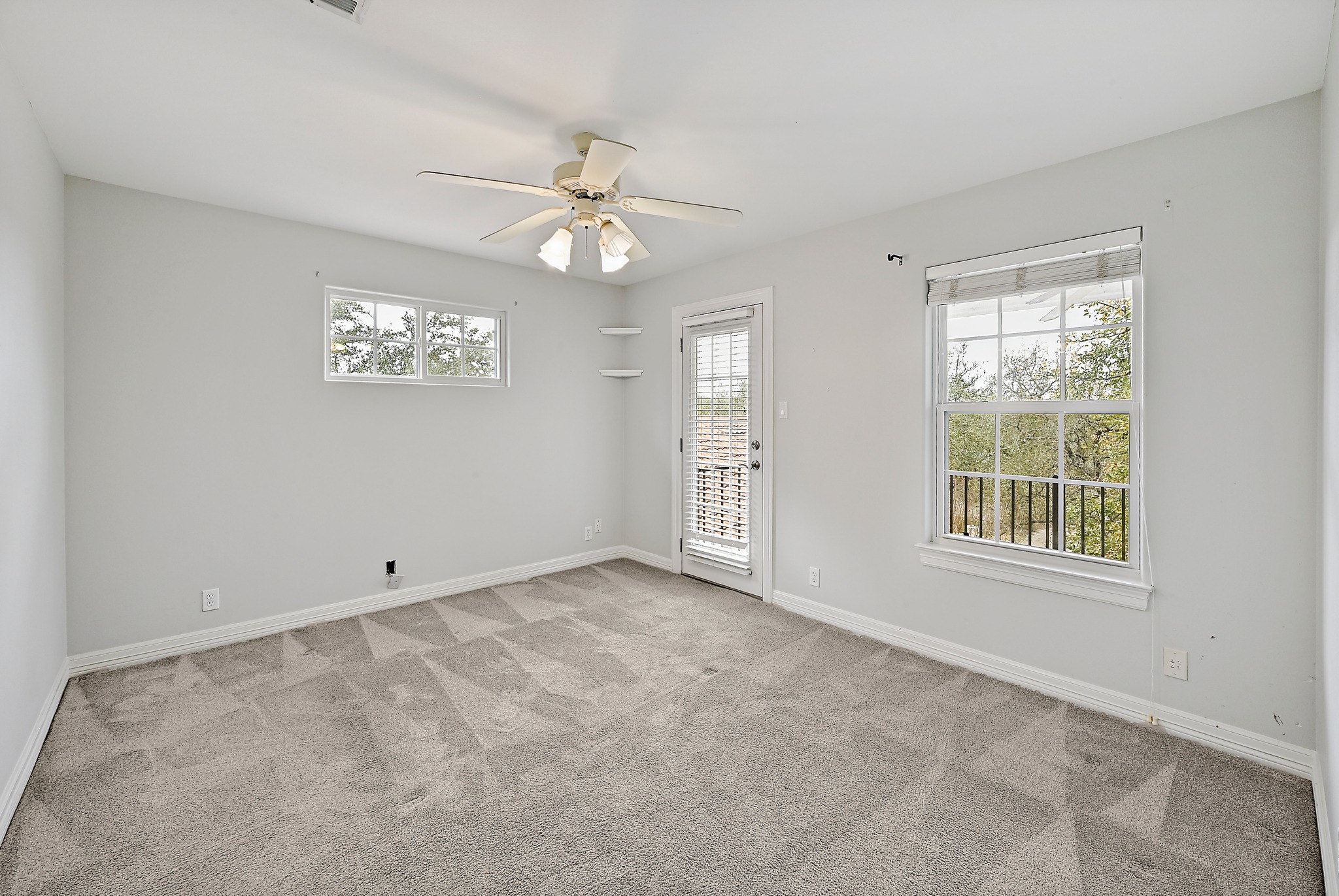 22 Hedgebrook Way The Hills, TX 78738 - Photo 27 of 40 an empty room with windows and fan