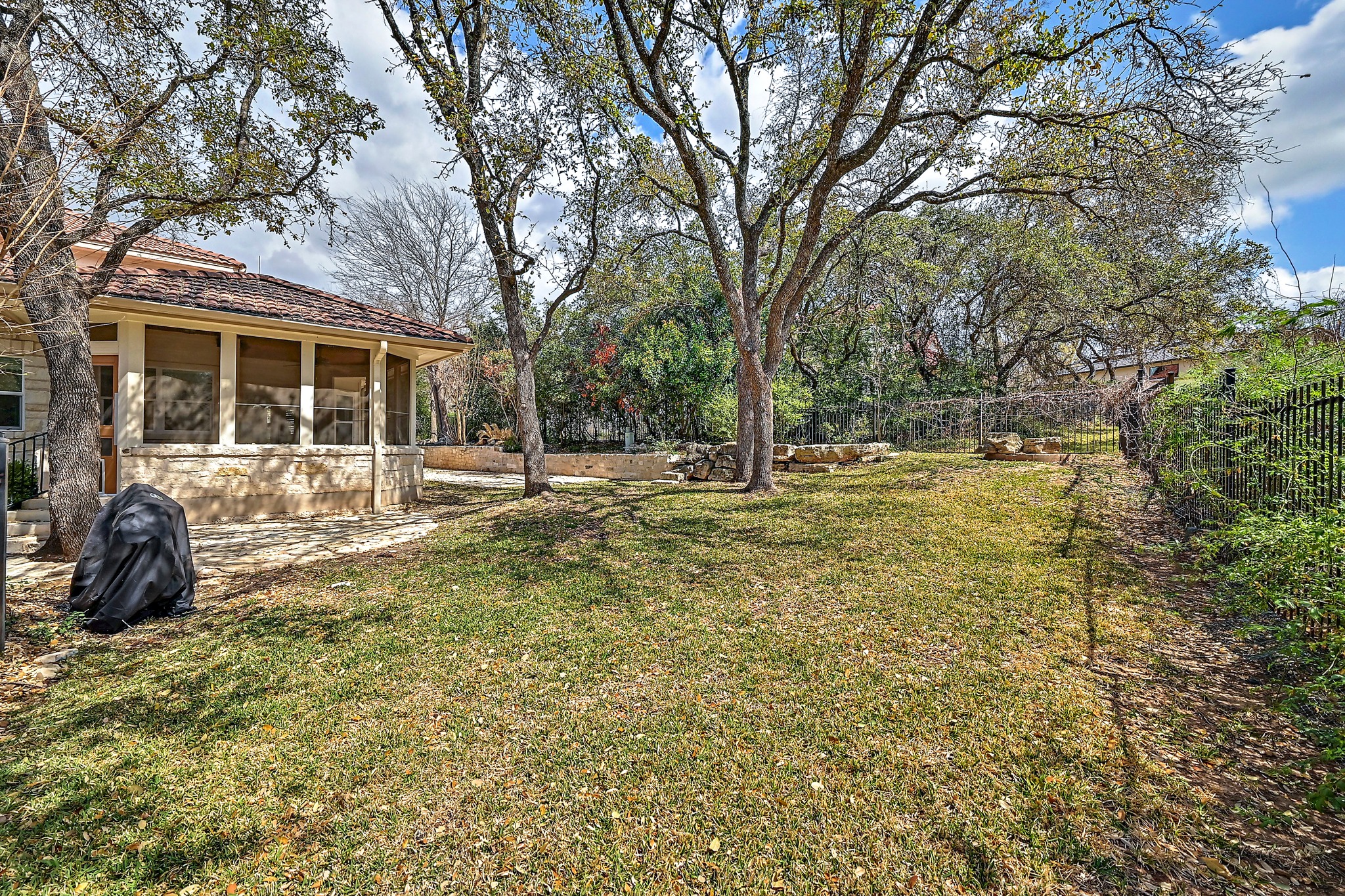 22 Hedgebrook Way The Hills, TX 78738 - Photo 37 of 40 a backyard of a house with table and chairs