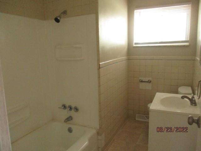 151 Cochran Drive Monaca, PA 15061 - Photo 5 of 7 a bathroom with a bathtub and a sink