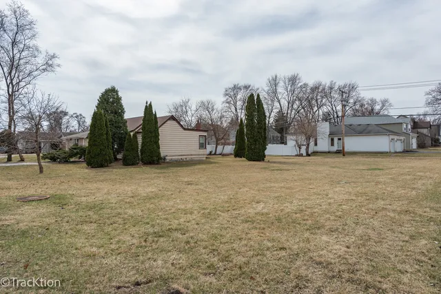 a view of yard with lake view