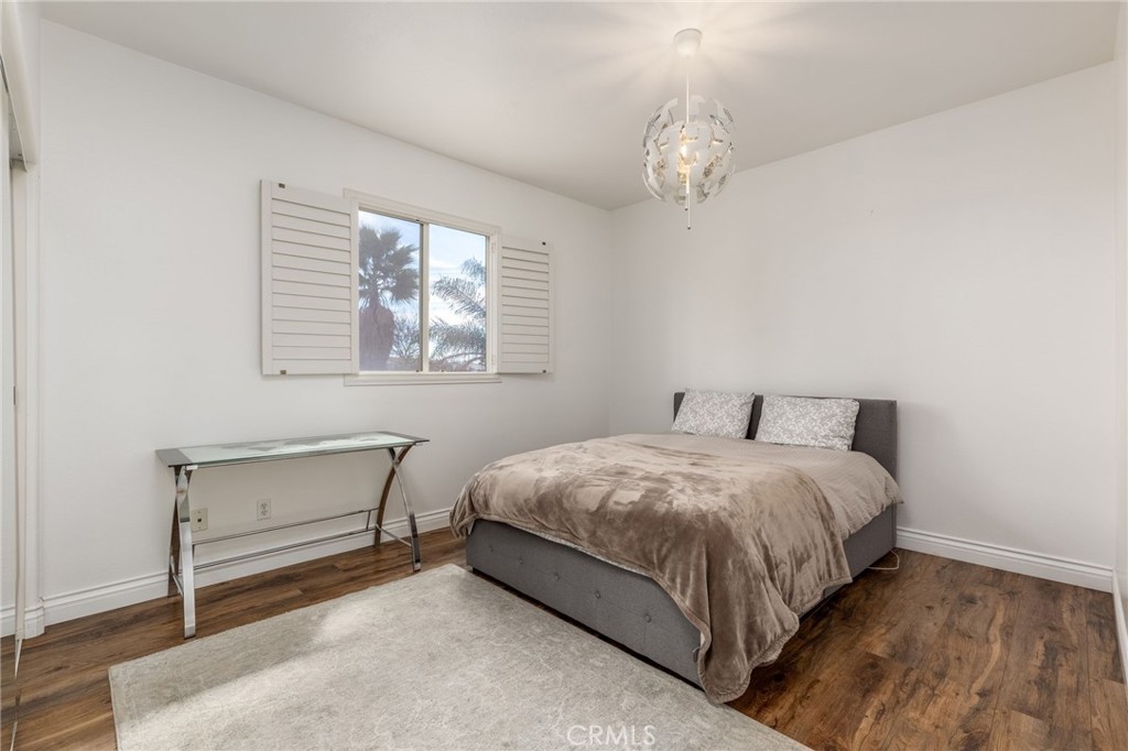 13490 Hawthorn Avenue Moreno Valley, CA 92553 - Photo 20 of 34 a spacious bedroom with a bed and a window