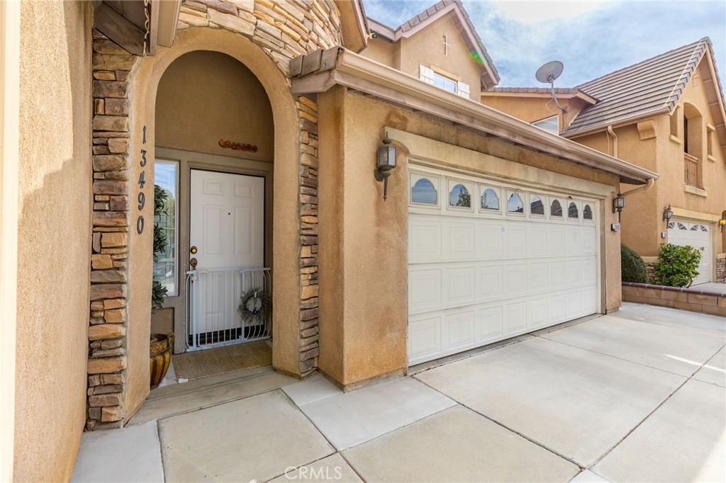 13490 Hawthorn Avenue Moreno Valley, CA 92553 - Photo 3 of 34 a view of front door with hallway