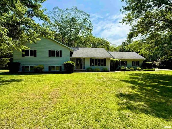 $349,900 | 107 Oakview Drive, Knoxville, IL 61448