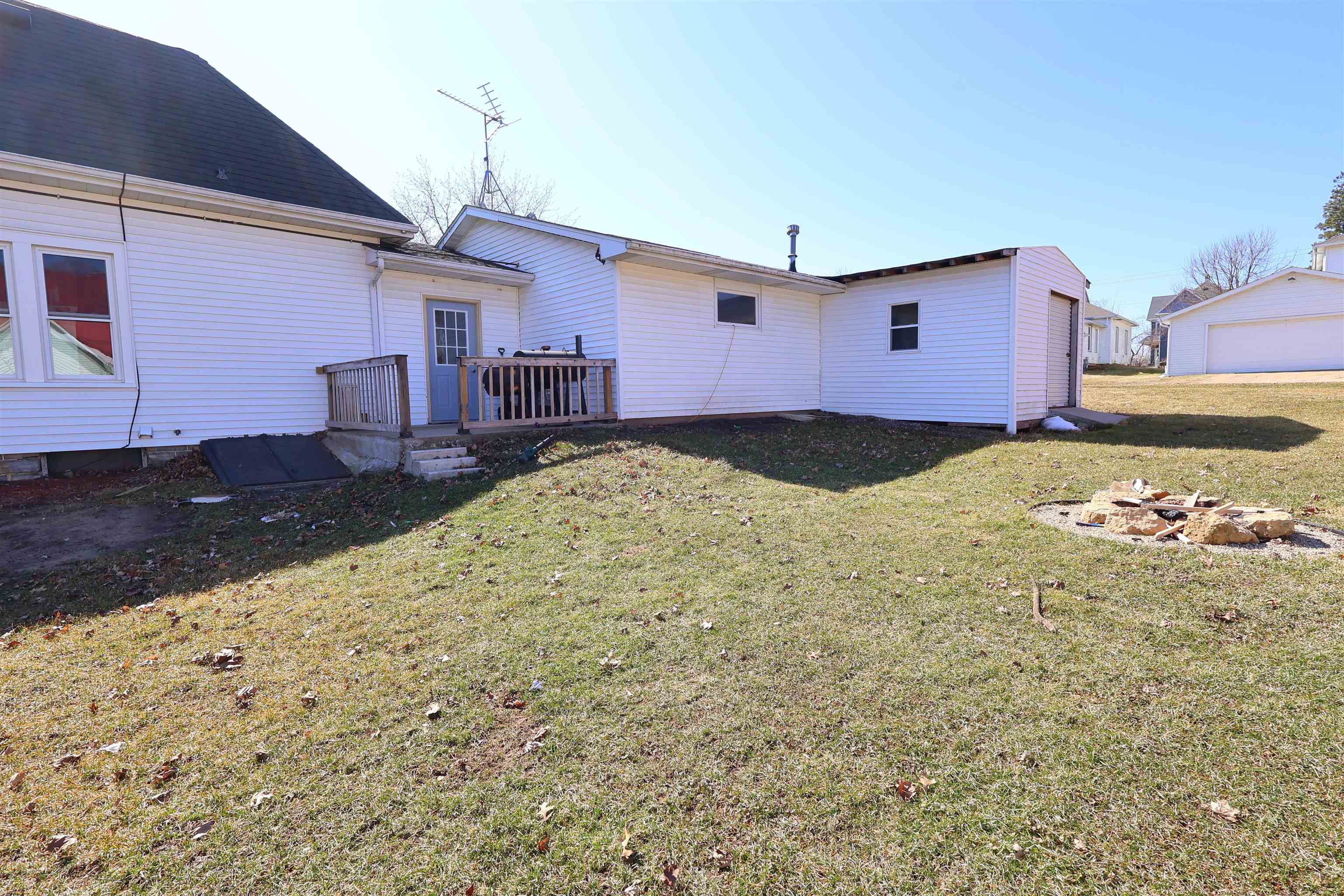 529 South Harrison Street Lancaster, WI 53813 - Photo 5 of 27