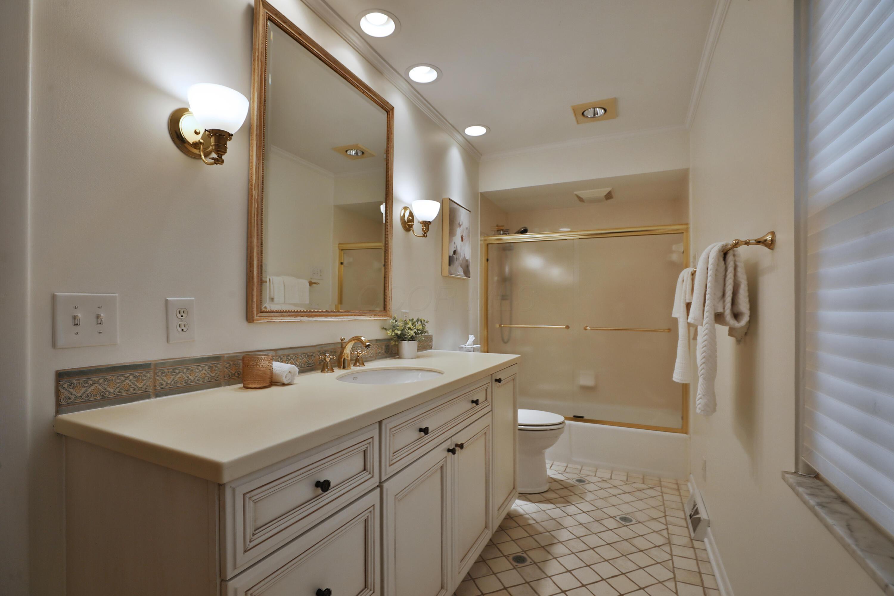 4347 Castleton Road Columbus, OH 43220 - Photo 42 of 71 Full Bath