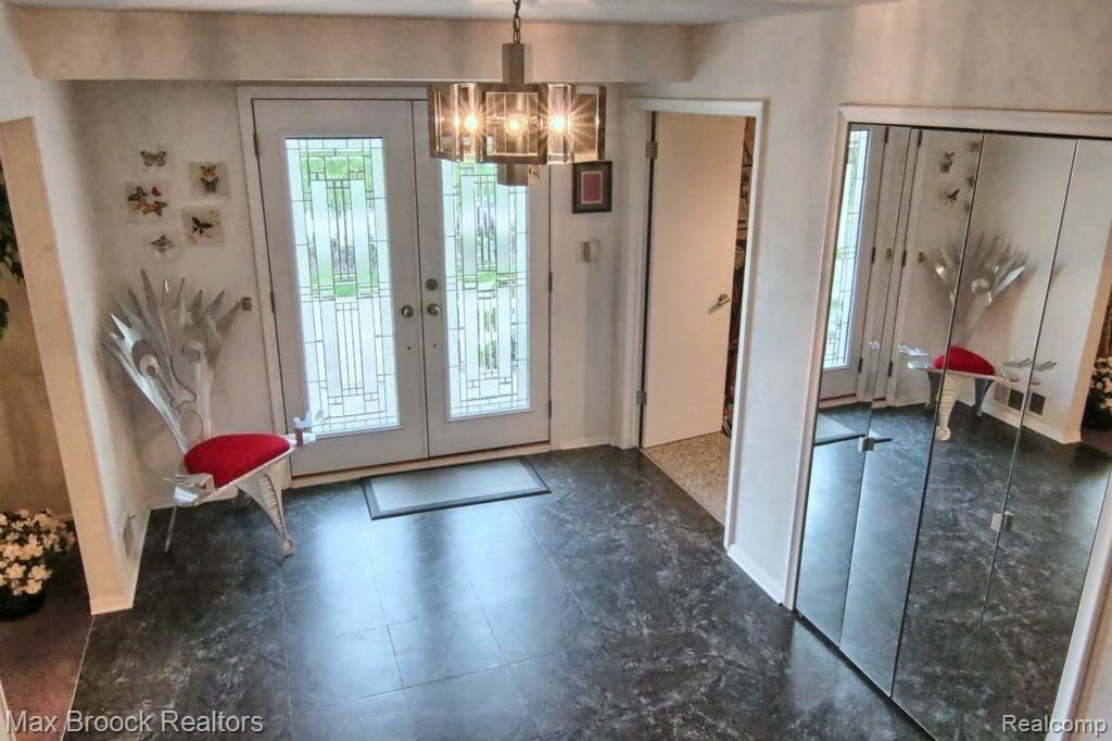 30030 High Valley Road Farmington Hills, MI 48331 - Photo 3 of 28