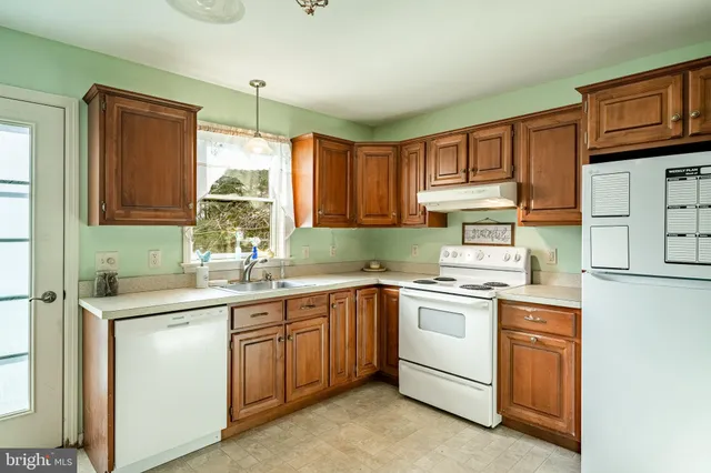 $650,000 | 683 Cloverfield Drive, Narvon, PA 17555