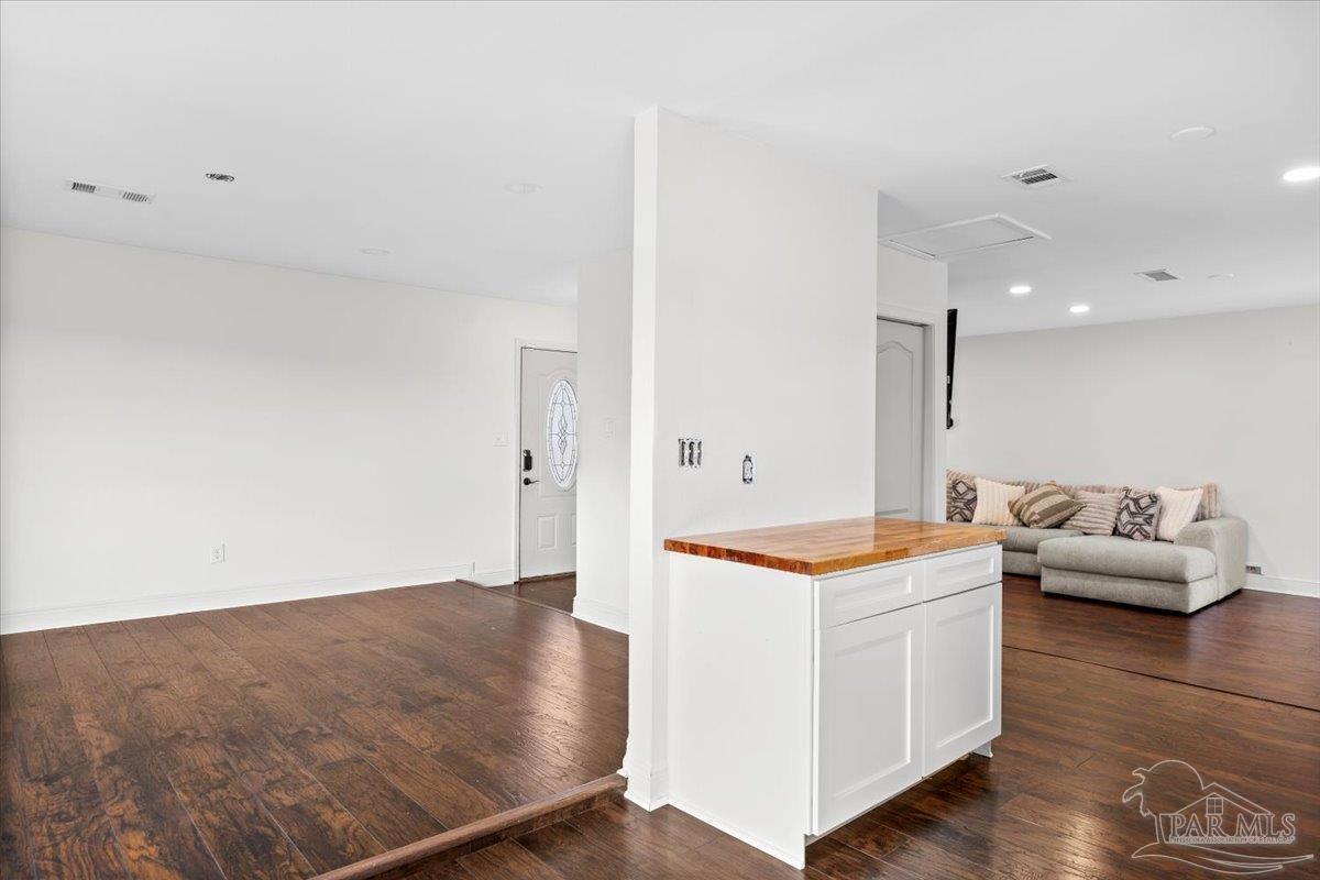 2521 Tomlinson Road Pensacola, FL 32526 - Photo 14 of 30 a room with table and workspace