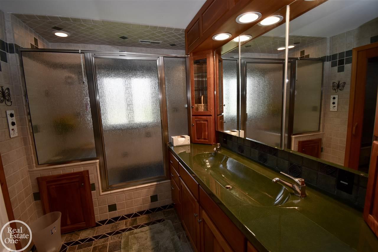 1596 South Renaud Road Grosse Pointe, MI 48236 - Photo 19 of 48 31348359-18.JPG