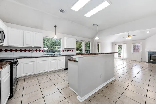 $2,300 | 3347 Pebble Beach Lane, Pearland, TX 77584