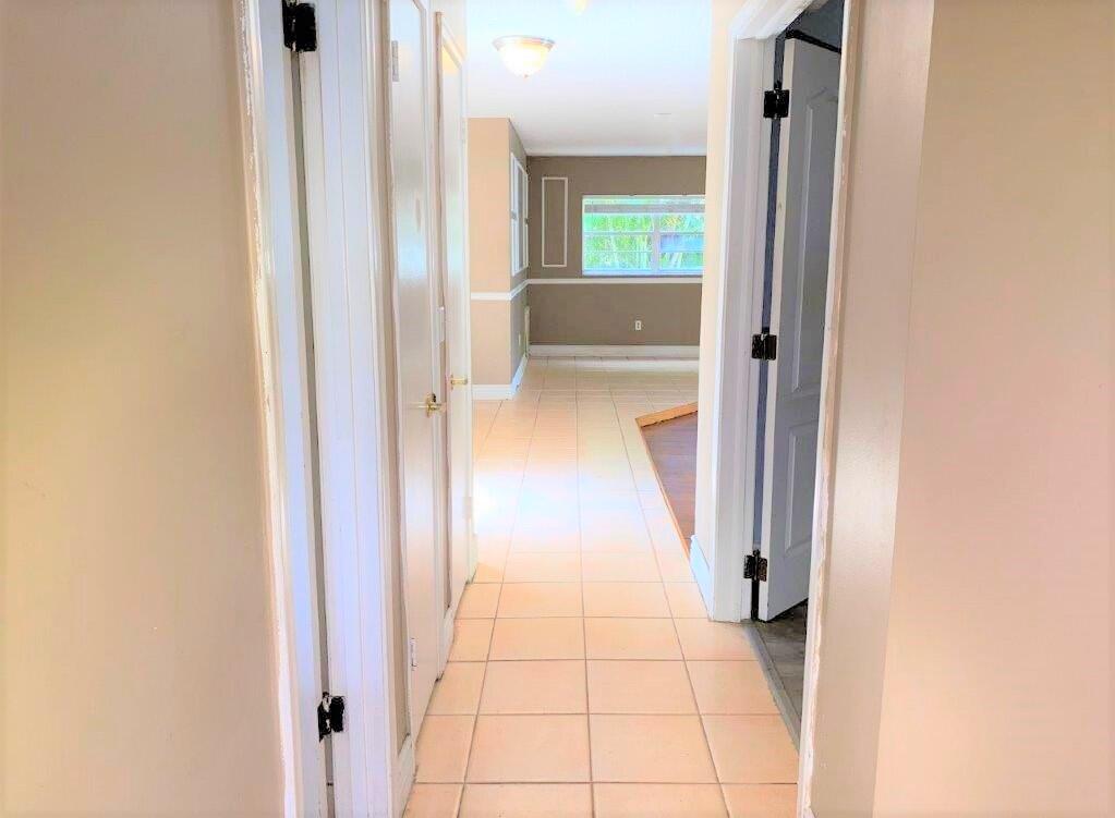 22751 Southwest 55th Avenue Boca Raton, FL 33433 - Photo 27 of 31 Hallway