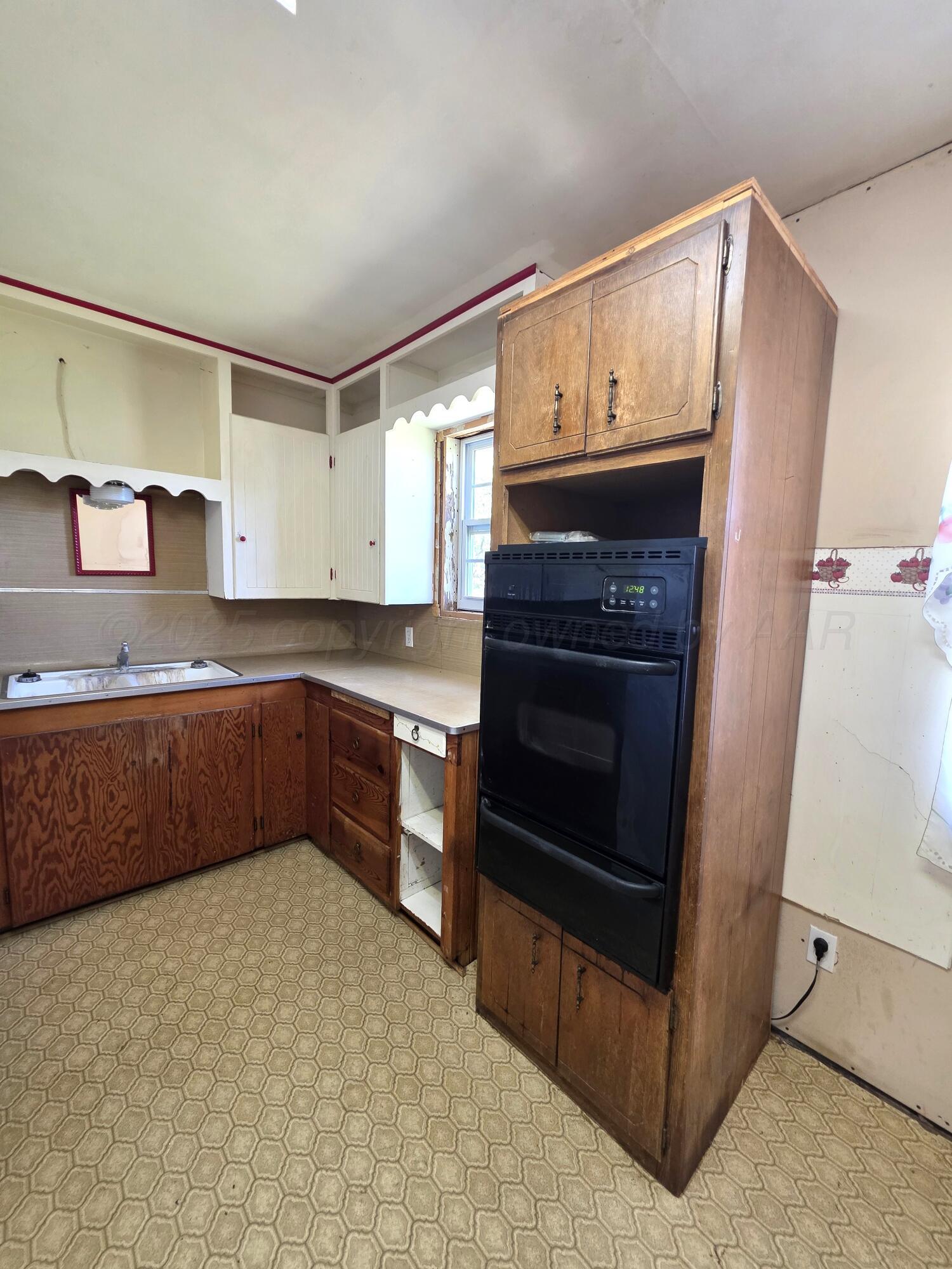 409 Heasley Street McLean, TX 79057 - Photo 8 of 19 Kitchen
