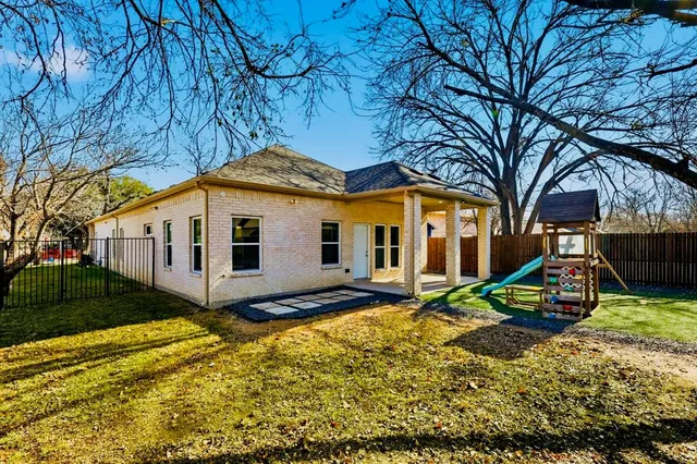 a view of a house with backyard