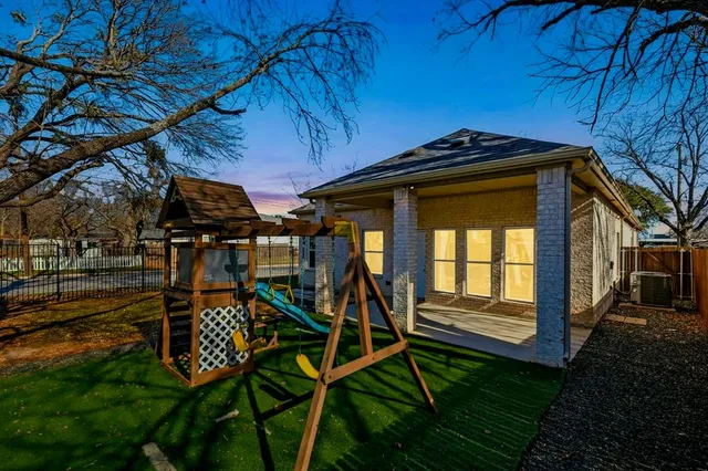 a view of a house with backyard and deck