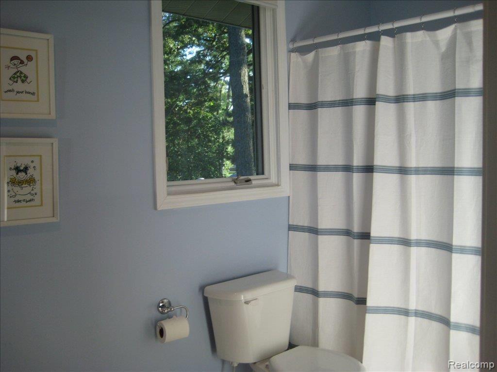 616 Pathway Drive Howell, MI 48843 - Photo 15 of 17 Jack & Jill Full Bath #2 - Upper