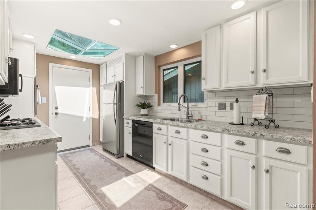 2689 Roseview Drive Rochester Hills, MI 48306 - Photo 13 of 74