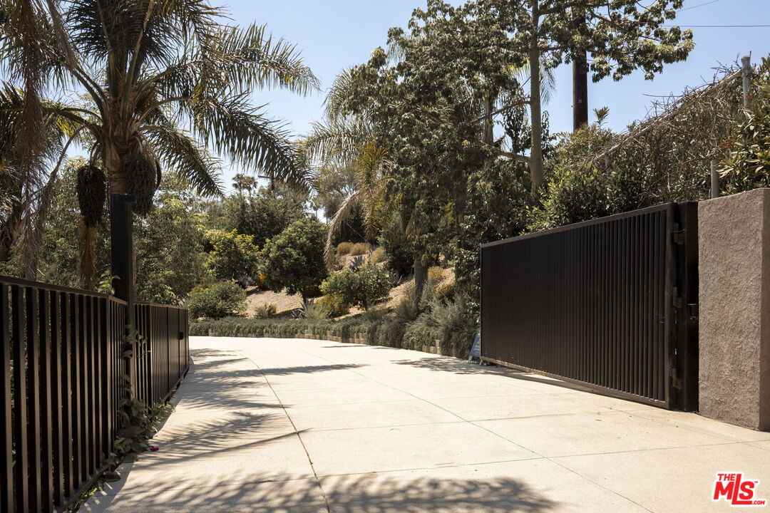 29800 Cuthbert Road Malibu, CA 90265 - Photo 37 of 39