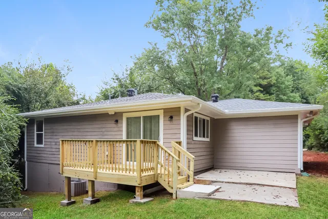 a view of a house with a yard