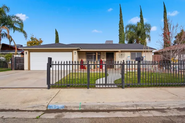 a view of a house with a yard and plants
