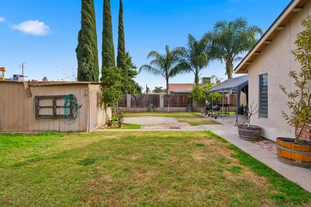 a view of a back yard