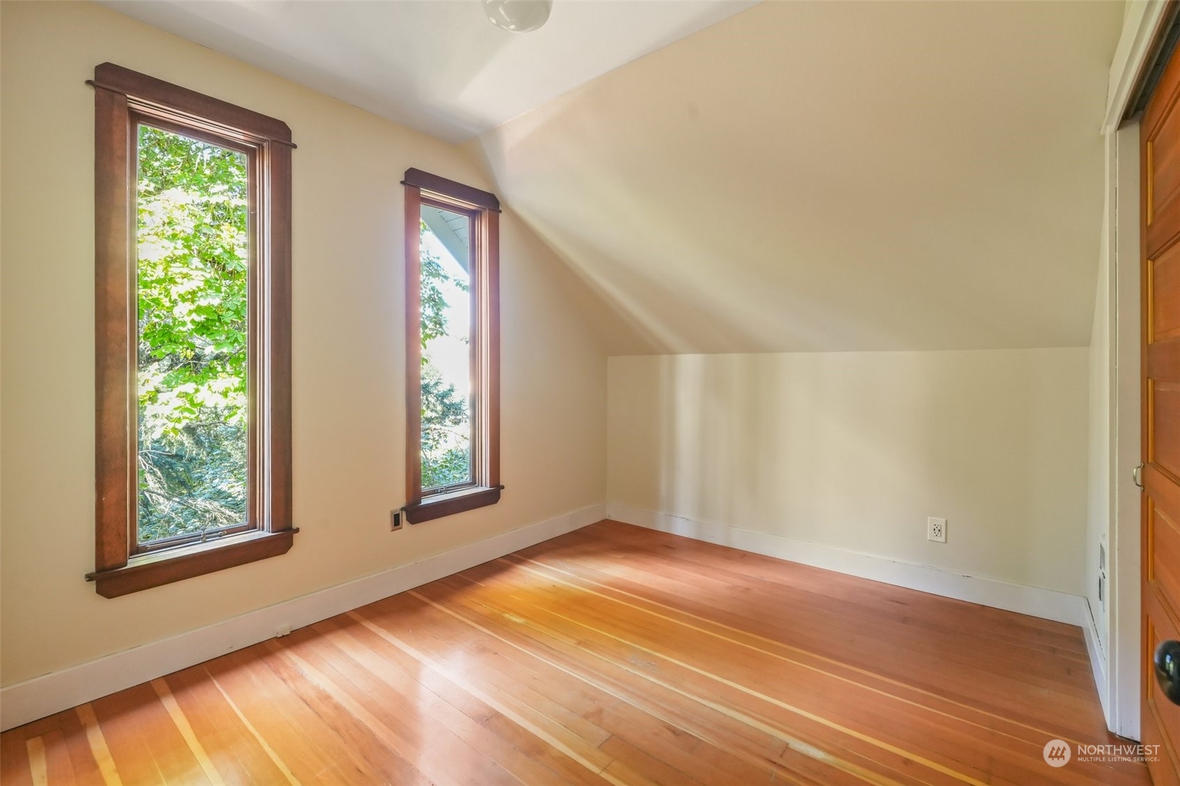 1702 North Pine Street Tacoma, WA 98406 - Photo 19 of 27 an empty room with windows