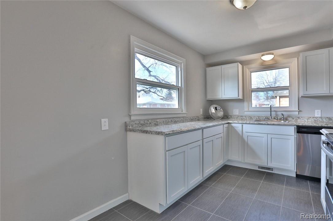 18740 Champaign Road Allen Park, MI 48101 - Photo 7 of 21 2B8A1669.jpg