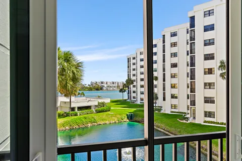 $700,000 | 19800 Sandpointe Bay Drive, Unit 305, Tequesta, FL 33469