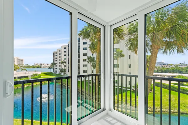 $700,000 | 19800 Sandpointe Bay Drive, Unit 305, Tequesta, FL 33469