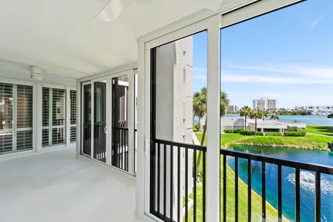 $700,000 | 19800 Sandpointe Bay Drive, Unit 305, Tequesta, FL 33469