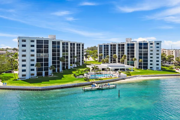 $700,000 | 19800 Sandpointe Bay Drive, Unit 305, Tequesta, FL 33469