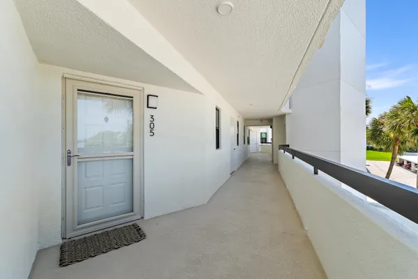 $700,000 | 19800 Sandpointe Bay Drive, Unit 305, Tequesta, FL 33469