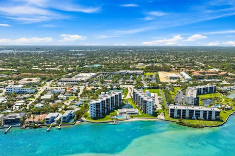 $700,000 | 19800 Sandpointe Bay Drive, Unit 305, Tequesta, FL 33469