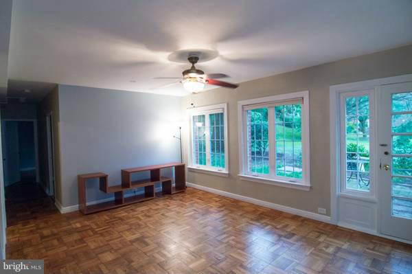 3256 Gunston Road, Unit 724 Alexandria, VA 22302 - Photo 4 of 21 Living Room