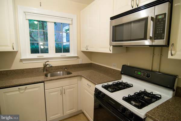 3256 Gunston Road, Unit 724 Alexandria, VA 22302 - Photo 5 of 21 Kitchen